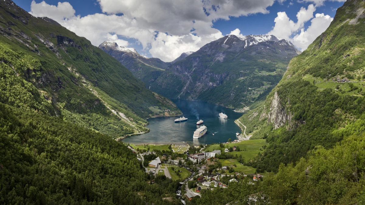 Geiranger Cruise Port: Public Viewpoint Buses, Tender Docks & Fjord Treks