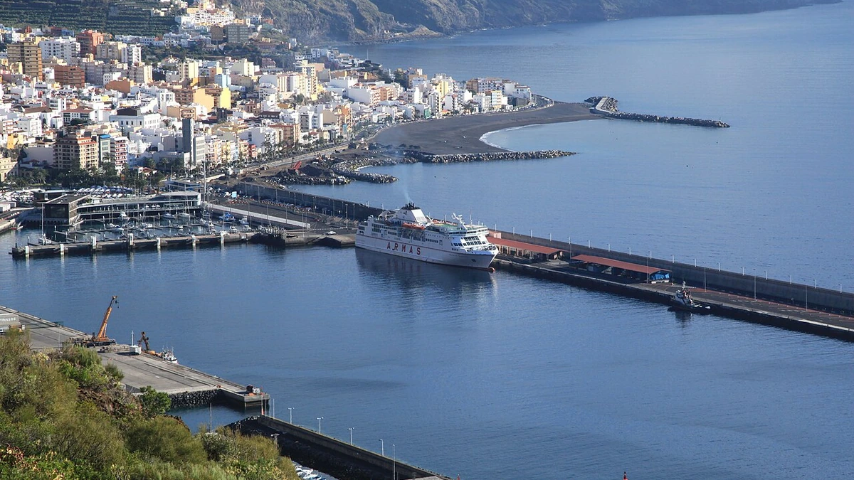 Palma Cruise Port: Local Bus Hacks, Old Town Walks & Marina Logistics