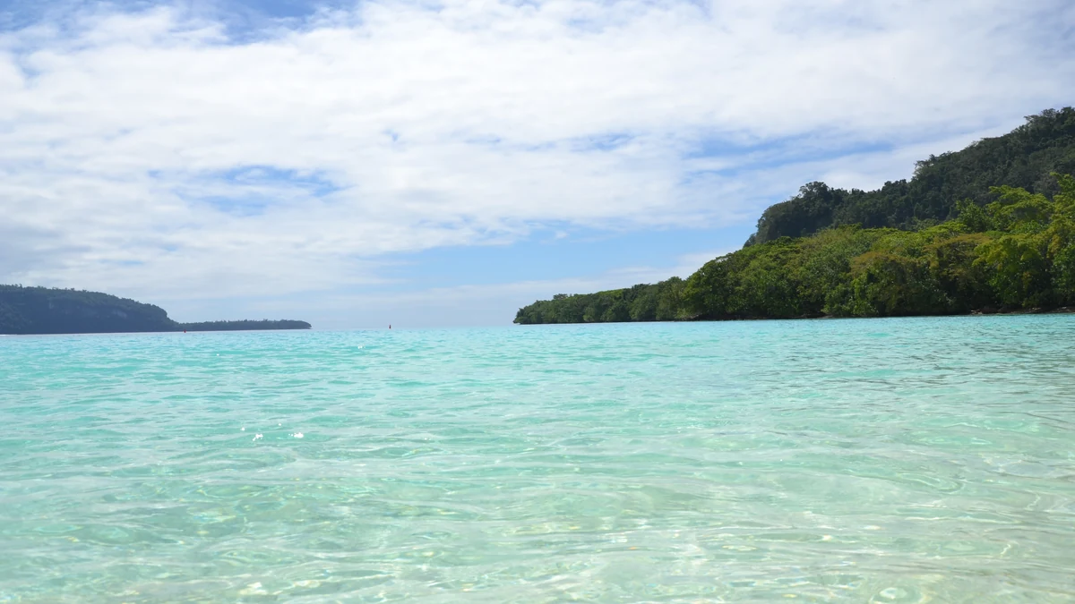 Turquoise water at Champagne Beach on Espiritu Santo, Vanuatu
