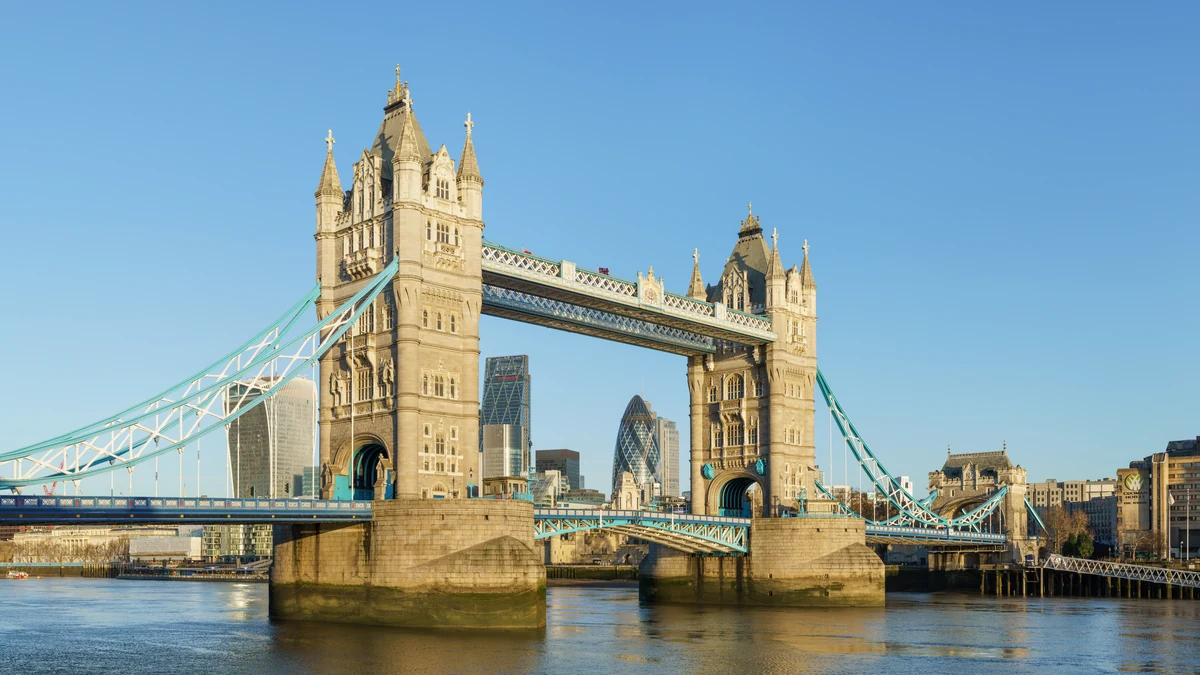 London Tilbury cruise port guide illustrated with Tower Bridge in London