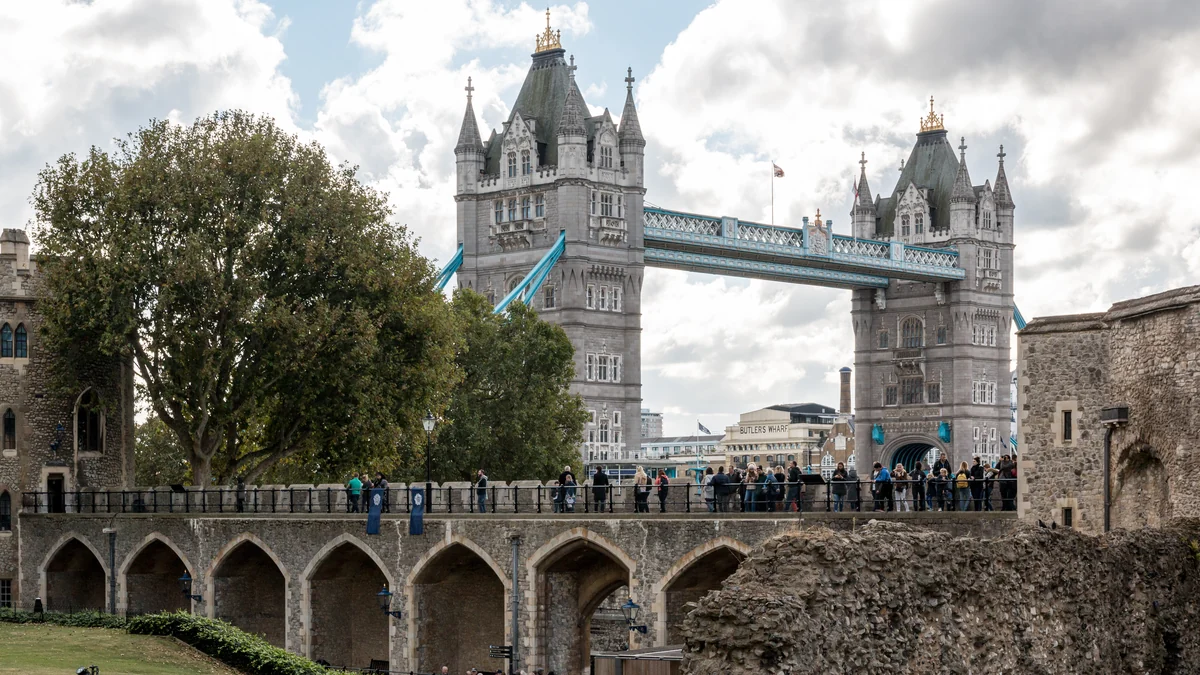 London Tower Bridge Cruise Port guide image showing Tower Bridge and the Tower of London from the Thames