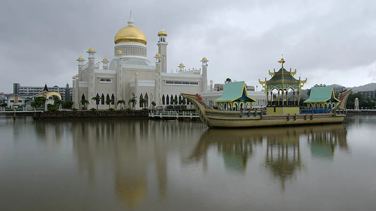 Omar Ali Saifuddien Mosque beside its lagoon in Bandar Seri Begawan, Brunei