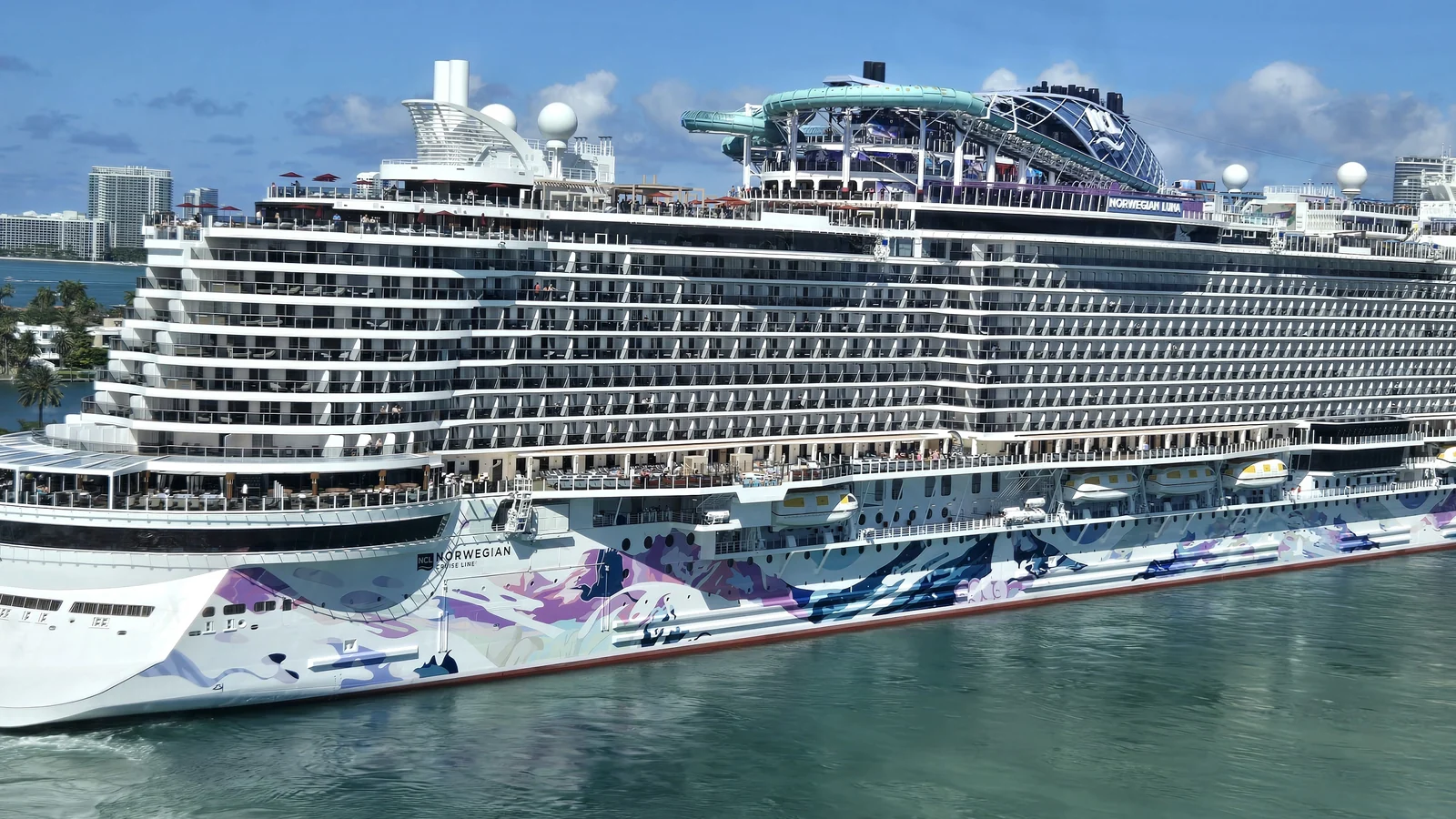 Norwegian Luna leaving Miami