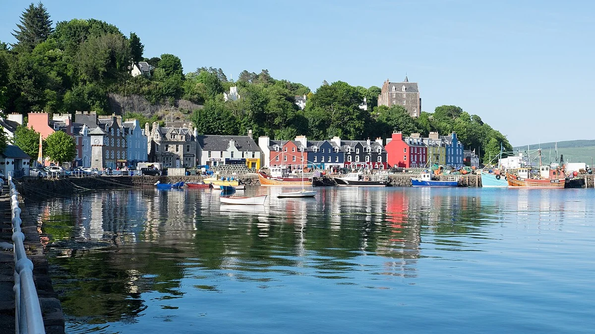 Tobermory cruise port and harbour setting