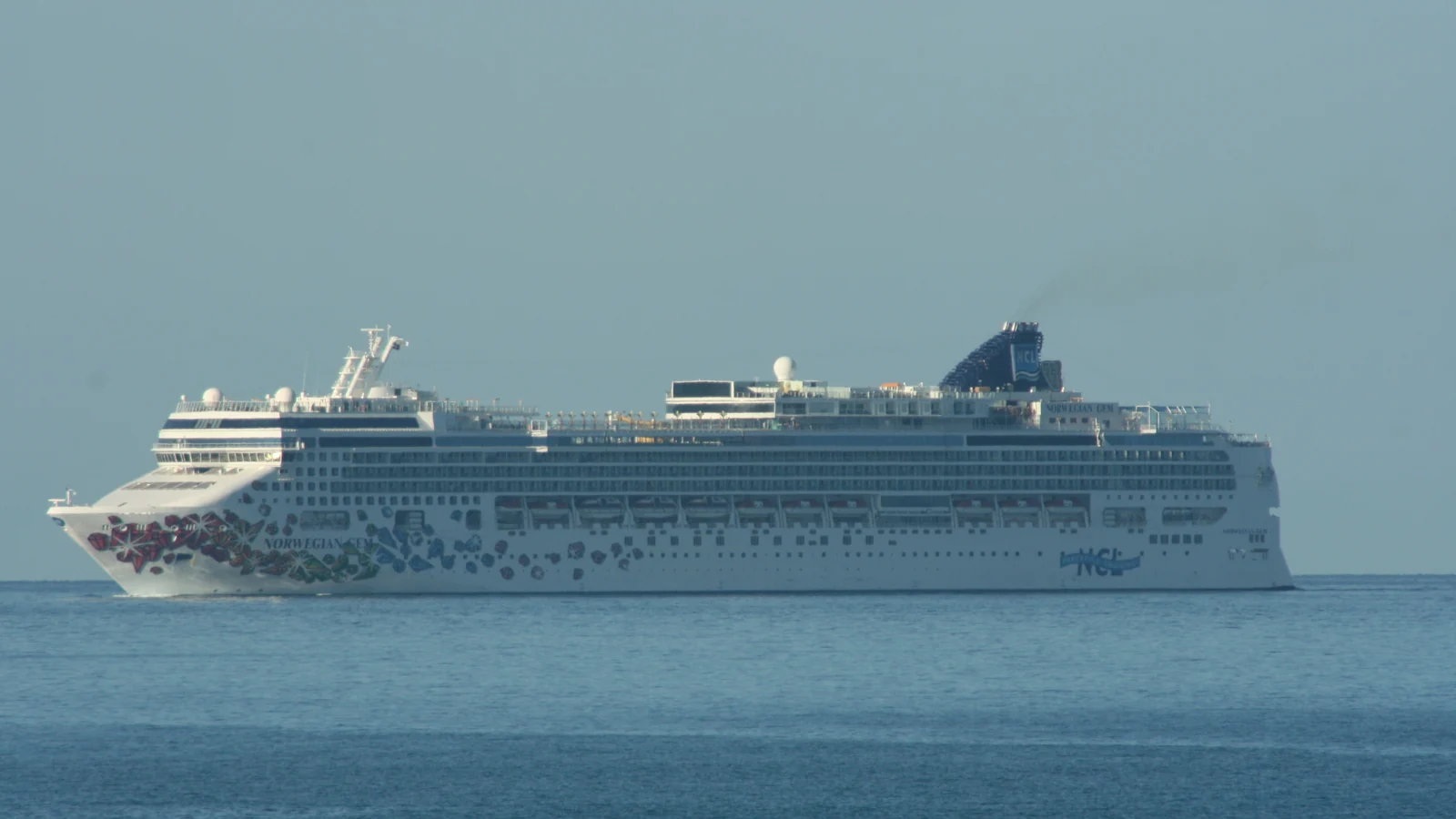 Norwegian Gem cruise ship arriving at Castries