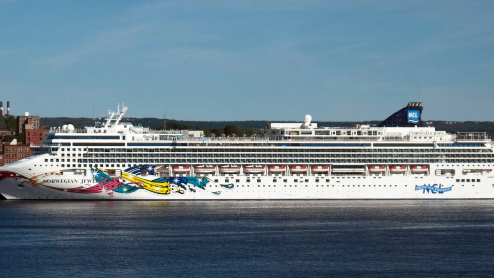 Norwegian Jewel cruise ship under way
