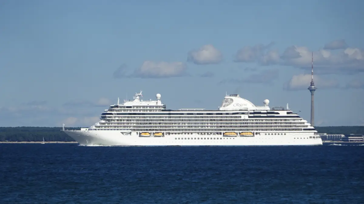 Seven Seas Splendor leaving Tallinn